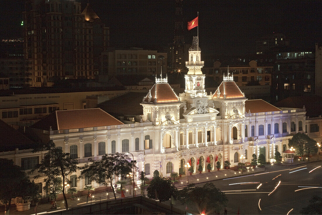 Das beleuchtete Rathaus in Saigon bei Nacht, Ho-Chi-Minh Stadt, Vietnam, Asien