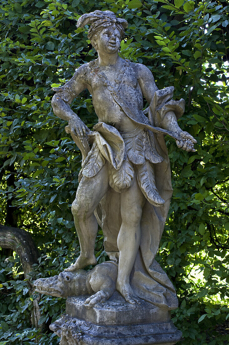 Skulptur im Rokokogarten der Schlossanlage Veitshöchheim, bei Würzburg, Unterfranken, Bayern, Deutschland, Europa