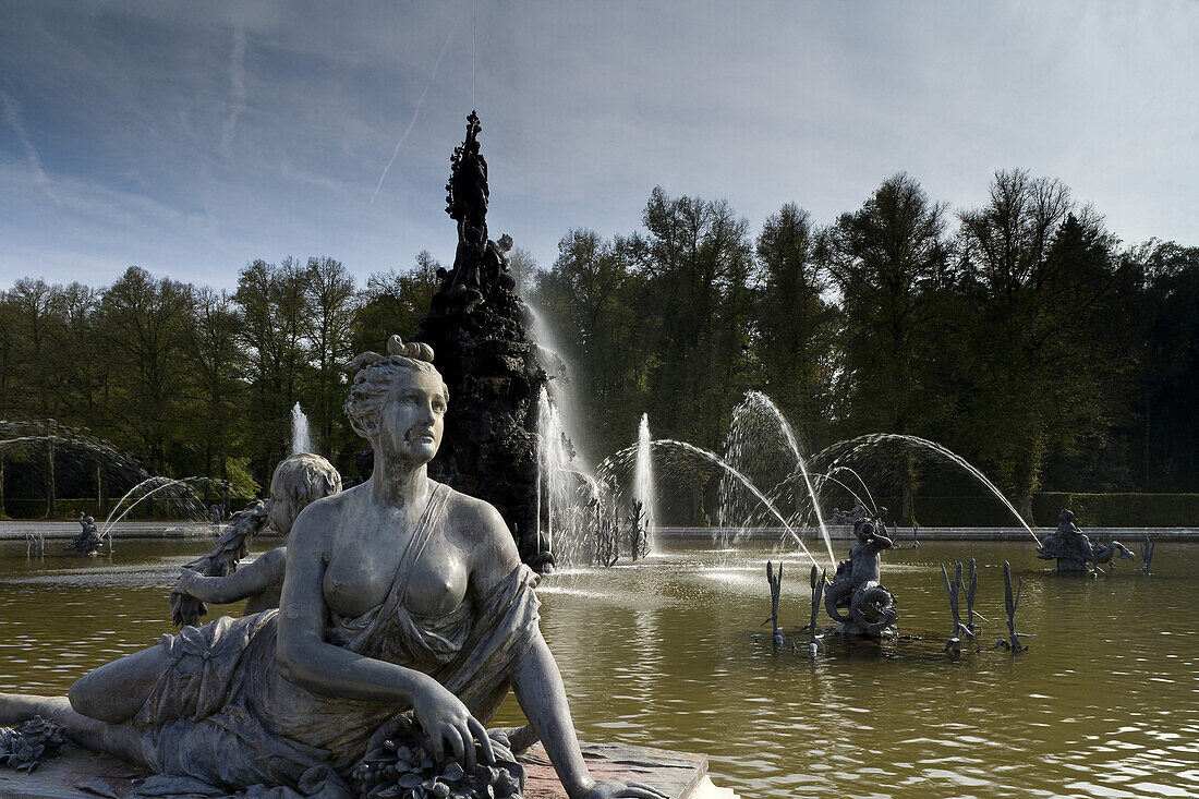 Springbrunnen vor Schloss Herrenchiemsee, Chiemsee, Chiemgau, Oberbayern, Bayern, Deutschland, Europa