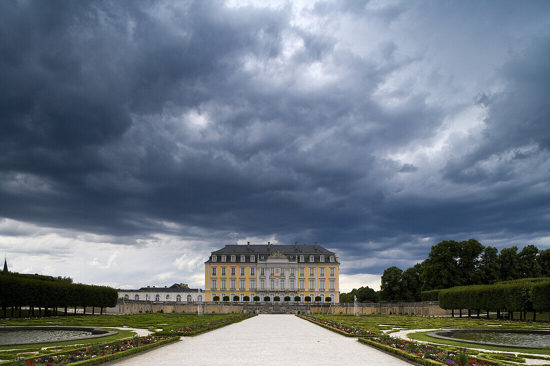 Schloss Augustusburg, Brühl, Nordrhein-Westfalen, Deutschland, Europa, Dominique Girard (ausgebildet in Versailles) entwarf ab 1728 den Brühler Schlossgarten, seit 1984 UNESCO-Weltkulturerbe, Rokoko
