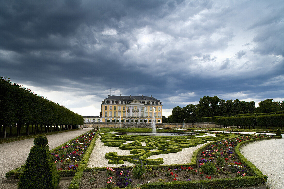 Schloss Augustusburg, Brühl, Nordrhein-Westfalen, Deutschland, Europa, Dominique Girard (ausgebildet in Versailles) entwarf ab 1728 den Brühler Schlossgarten, seit 1984 UNESCO-Weltkulturerbe, Rokoko