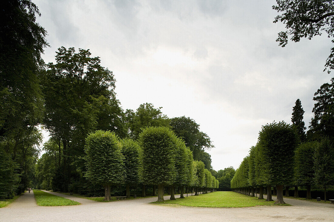 Im Schlosspark von Schloss Benrath, Lustschloss im Rokoko Stil, bei Düsseldorf, Nordrhein-Westfalen, Deutschland, Europa