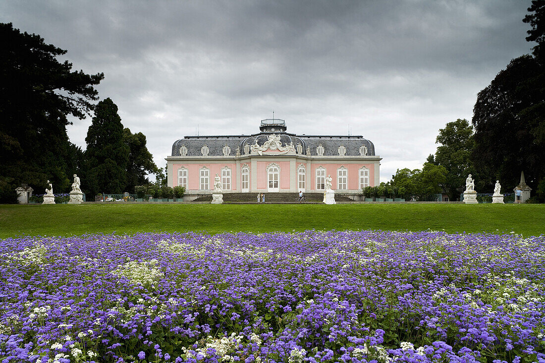 Schloss Benrath, Lustschloss im Rokoko Stil, bei Düsseldorf, Nordrhein-Westfalen, Deutschland, Europa