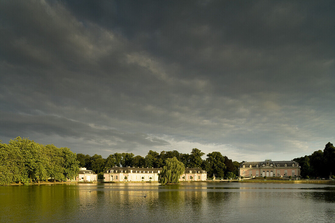 Schloss Benrath, Lustschloss im Rokoko Stil, bei Düsseldorf, Nordrhein-Westfalen, Deutschland, Europa