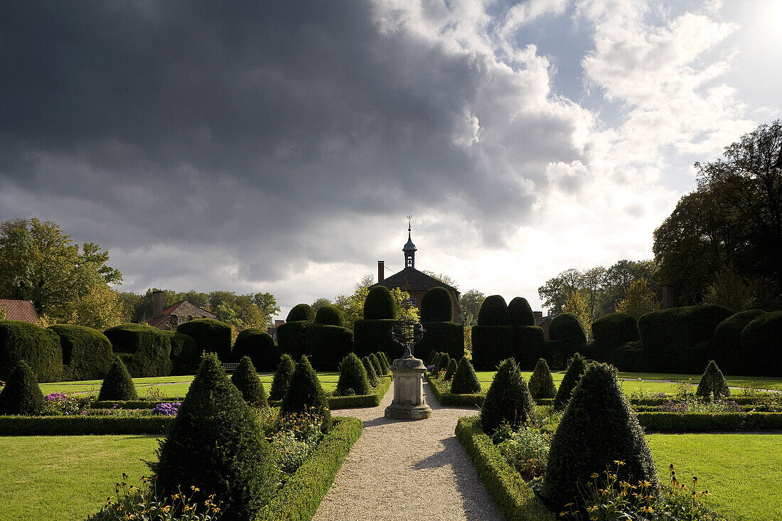 Ziergarten in der Schlossanlage Clemenswerth, Sögel, Niedersachsen, Deutschland, Europa