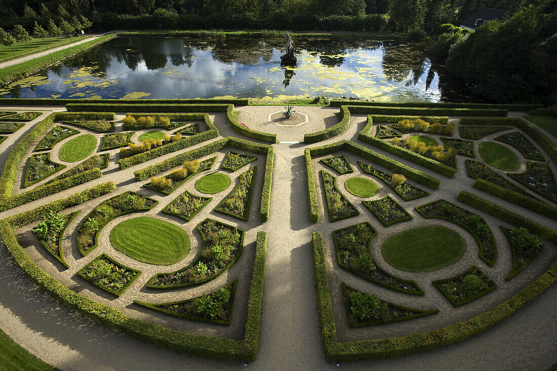 Blick vom Globushaus nach Süden auf Spiegelteich, Herkulesfigur und die südliche Gartenterrasse, Neuwerkgarten, barocker Terrassengarten, Schloss Gottorf, Schleswig, Schleswig-Holstein, Deutschland, Europa