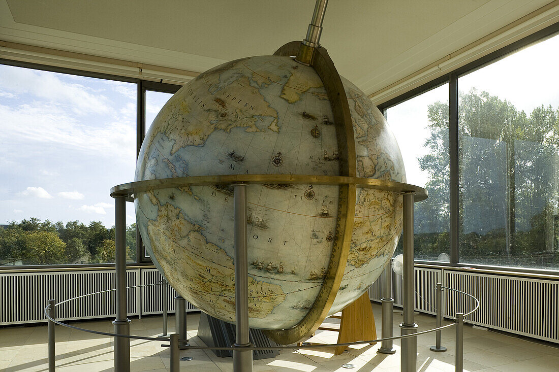 Gottorfer Riesenglobus im Globushaus, Neuwerkgarten, barocker Terrassengarten, Schloss Gottorf, Schleswig, Schleswig-Holstein, Deutschland, Europa