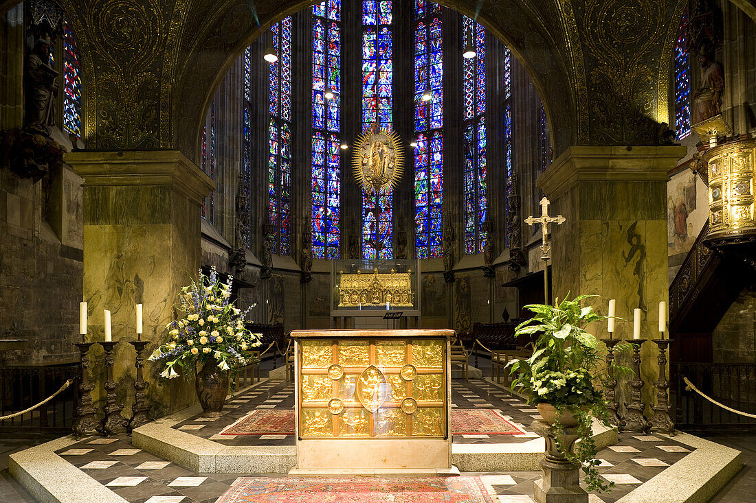 Altarraum im unteren Umgang des Oktogons des Aachener Doms, Aachen, Nordrhein-Westfalen, Deutschland, Europa