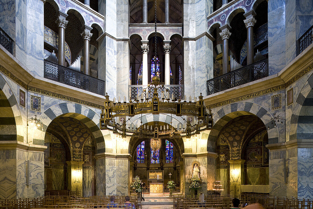 Blick in das Oktogon des Aachener Doms, Aachen, Nordrhein-Westfalen, Deutschland, Europa
