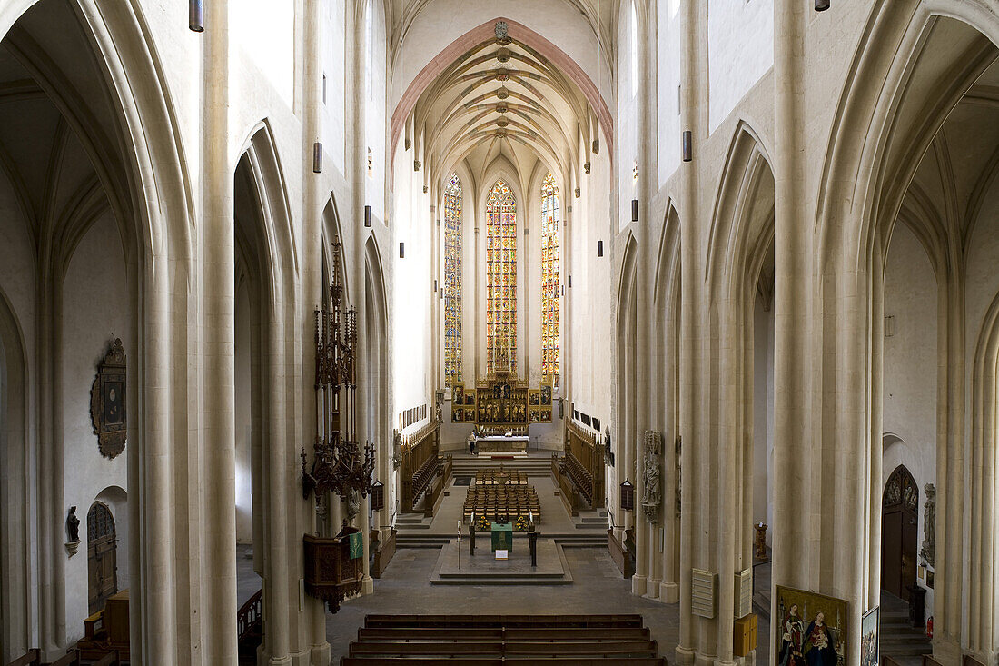 Mittelschiff mit Blick auf den Zwölfbotenaltar in der Stadtpfarrkirche St. Jakob in Rothenburg ob der Tauber, Bayern, Deutschland, Europa