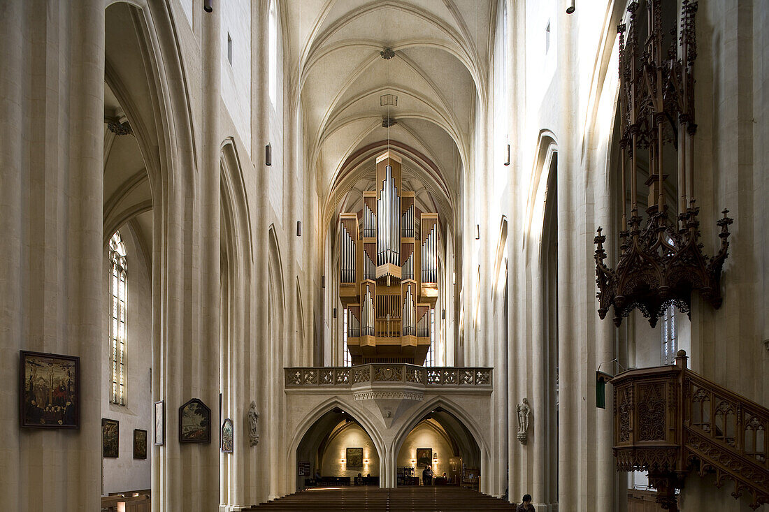 Mittelschiff mit Blick auf die Orgel in der Stadtpfarrkirche St. Jakob in Rothenburg ob der Tauber, Bayern, Deutschland, Europa