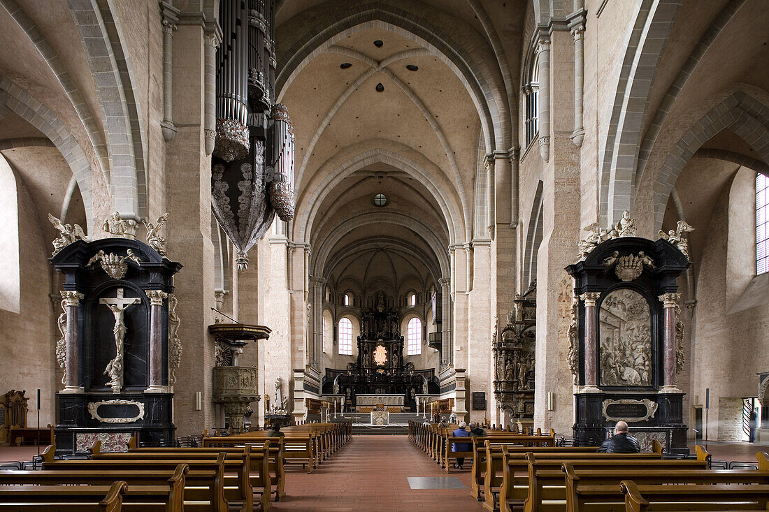 Blick zum Hochaltar in der Domkirche St. Peter zu Trier, UNESCO-Weltkulturerbe, Trier, Rheinland-Pfalz, Deutschland, Europa