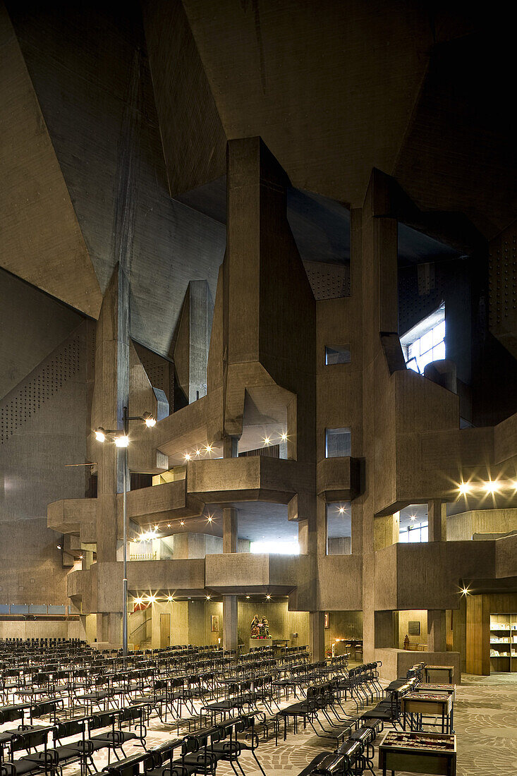 Wallfahrtskirche in Neviges, Nevigeser Wallfahrtsdom, Maria, Königin des Friedens Kirche, 1968 vom Architekten Gottfried Böhm konzipiert, Neviges, Bergisches Land, Nordrhein-Westfalen, Deutschland, Europa