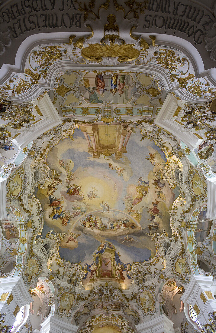 Deckenfresko in der Wieskirche in Steingaden, im so genannten Pfaffenwinkel, erbaut 1745–1754 von den Brüdern Johann Baptist und Dominikus Zimmermann, UNESCO Weltkulturerbe, Bayern, Deutschland, Europa