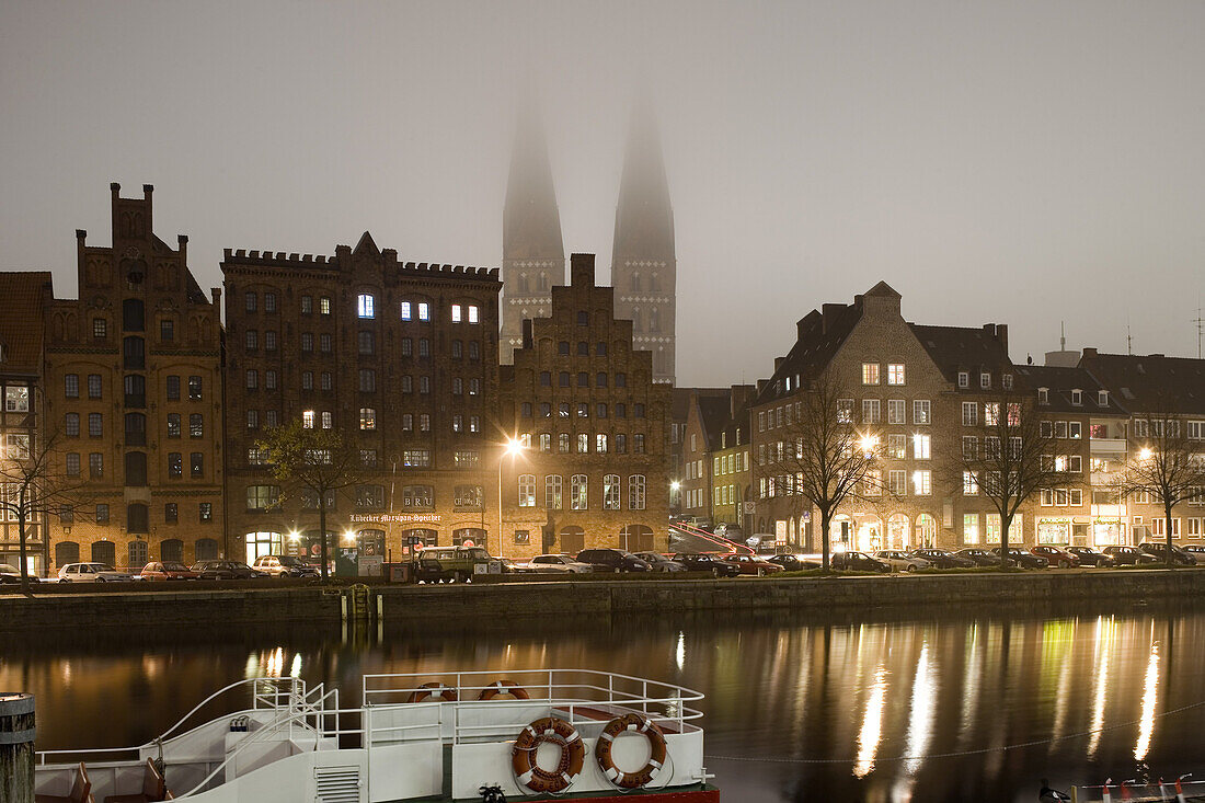 Holstenhafen an der Untertrave mit Marienkirche, Unesco Weltkulturerbe, Hansestadt Lübeck, Schleswig-Holstein, Deutschland, Europa