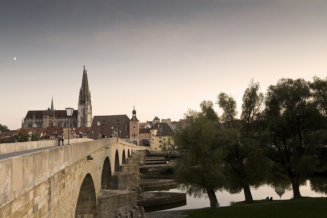 Stone bridge and Regensburg cathedral, cathedral of St. Peter, Unesco World Cultural Heritage, Donau, Regensburg, Upper Palatinate, Bavaria, Germany, Europe