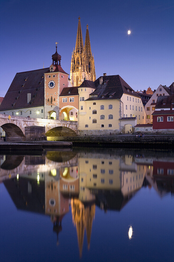 Stone bridge and Regensburg cathedral, cathedral of St. Peter, Unesco World Cultural Heritage, Donau, Regensburg, Upper Palatinate, Bavaria, Germany, Europe