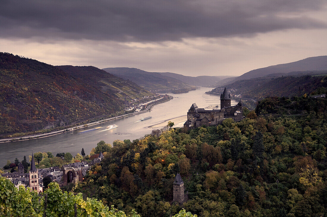 View towards Bacharach with St. Peter church, Wernerskapelle and castle Stahleck, Bacharach, Rhine, Rhineland-Palatinate, Germany, Europe