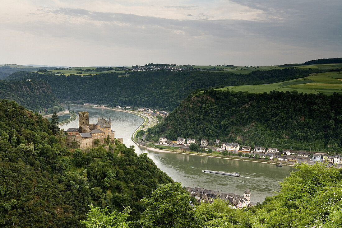 Burg Katz vom Patersberg über St. Goarshausen, Hintergrund links die Loreley, Rhein, Rheinland-Pfalz, Deutschland, Europa, UNESCO Weltkulturerbe
