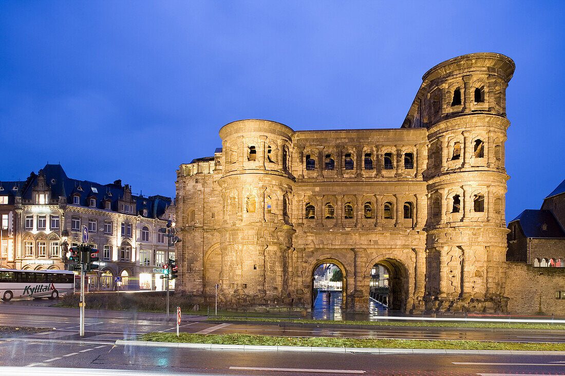 Porta Nigra, large Roman city gate, landmark of Trier, oldest Town in Germany, Trier, Rhineland Palatinate, Germany, Europe