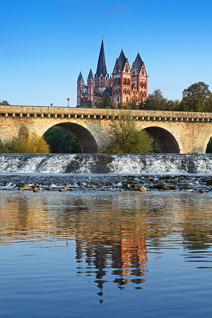 Blick über die Lahn mit Brücke zum Dom, Limburg, Hessen, Deutschland