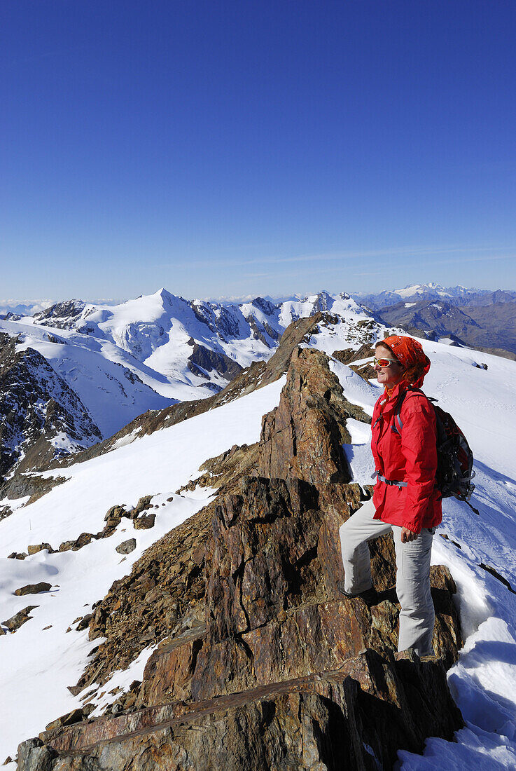 Frau genießt Ausfblick vom Monte Vioz, Ortlergruppe, Trentino-Südtirol, Italien