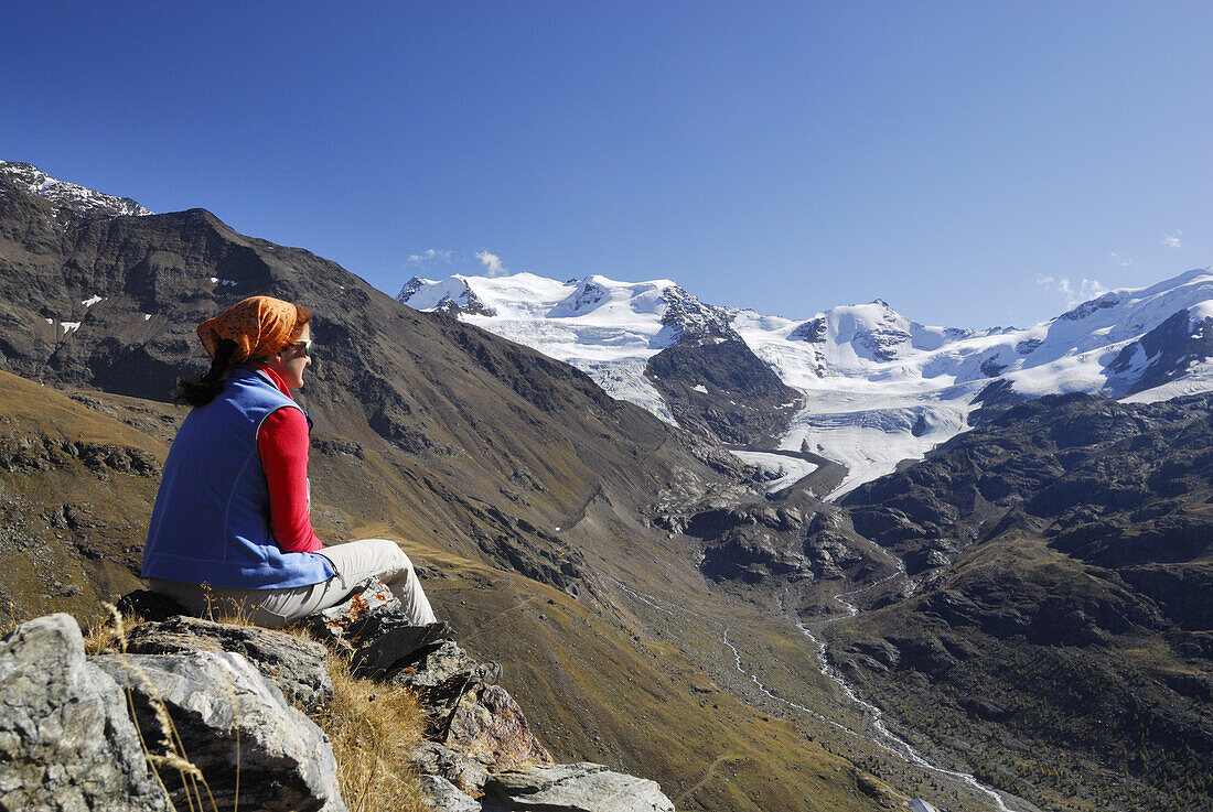 Frau genießt Blick auf Gletscher der Ortlergruppe, Trentino-Südtirol, Italien