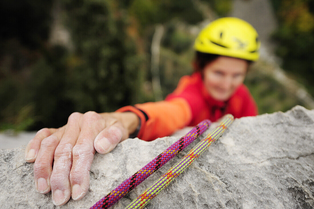 Frau klettert an einer Felswand, Torbole-Nago, Gardasee, Trentino-Südtirol, Italien