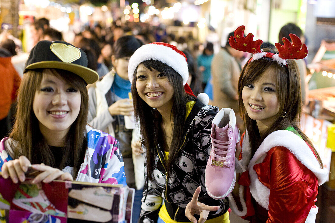 Drei chinesische Mädchen auf dem Shilin Nachtmarkt, Taipeh, Republik China, Taiwan, Asien