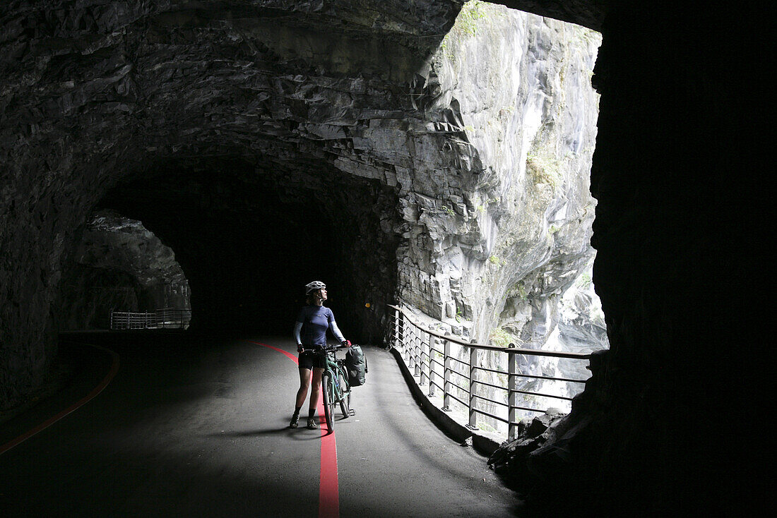 Fahrradfahrerin in einer Höhle der Taroko Schlucht im Taroko Nationalpark, Tienhsiang, Tianxiang, Republik China, Taiwan, Asien