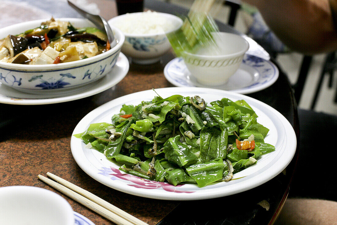 Teller mit grünem Gemüse Shansucai, Spezialität in den taiwanischen Bergregionen, Jinluan, Republik China, Taiwan, Asien