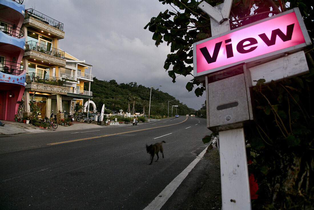 Schild eines Hotels in Sail Rock am Abend, Kenting Nationalpark, Sail Rock, Kending, Kenting, Republik China, Taiwan, Asien