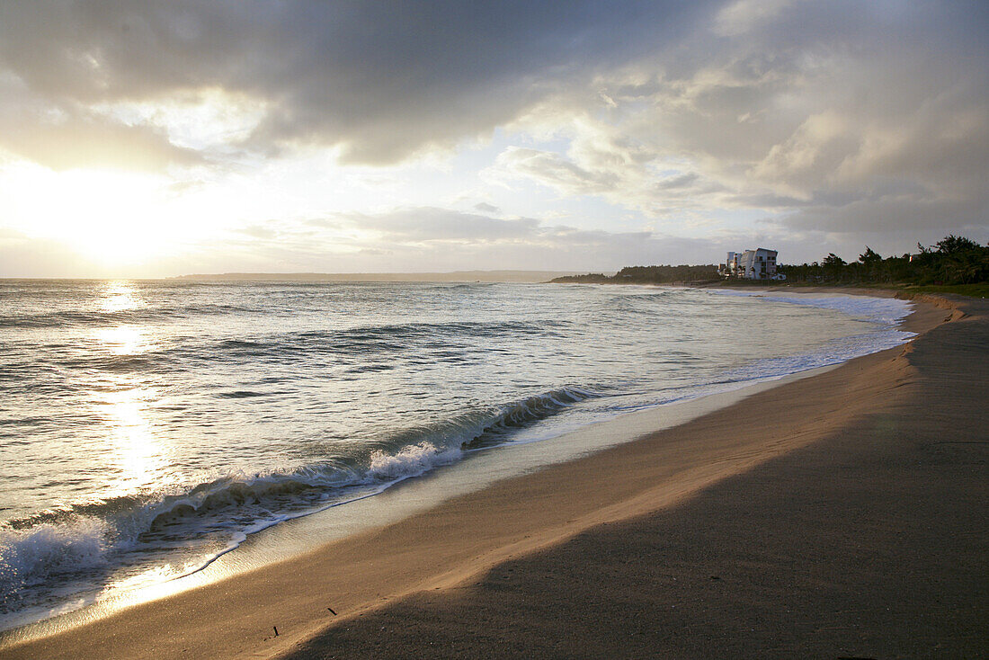 Menschenleerer Strand bei Sonnenuntergang, Kenting Nationalpark, Kending, Kenting, Republik China, Taiwan, Asien