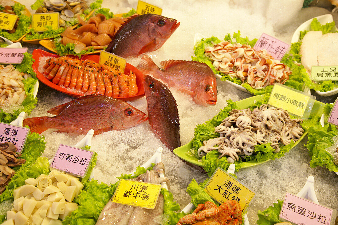Tropische Fische und Meeresfrüchte auf Eis in einem Restaurant, Kending, Kenting, Republik China, Taiwan, Asien