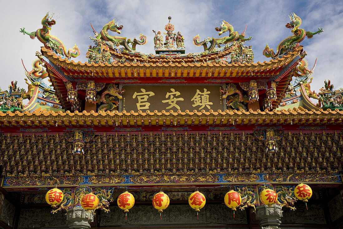 Details of the roof of a daoist temple, main hall zhenangong, Kending, Kenting, Republic of China, Taiwan, Asia