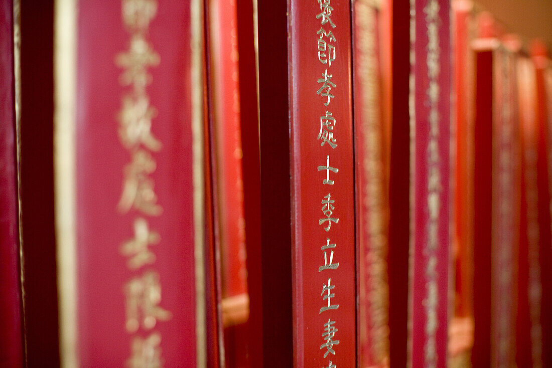 Rote Stelen von Verstorbenen, eingravierte chinesische Schriftzeichen, Konfuzius Tempel, Tainan, Republik China, Taiwan, Asien