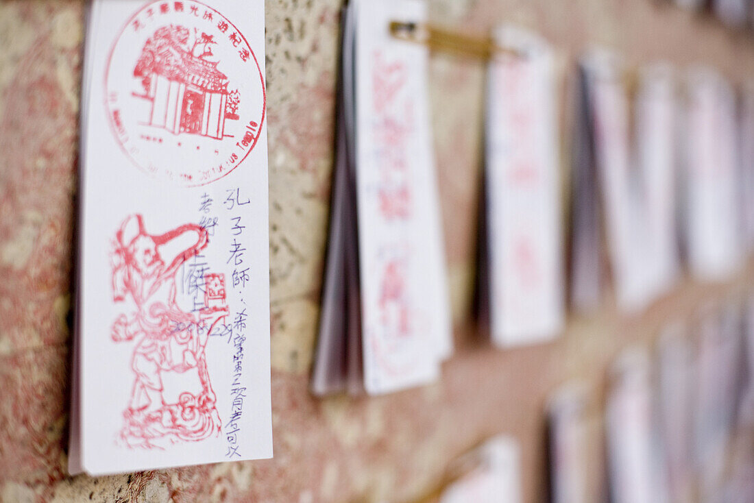 Zettel mit Wünschen für die Zukunft an einer Wandtafel, Konfuzius Tempel, Tainan, Republik China, Taiwan, Asien