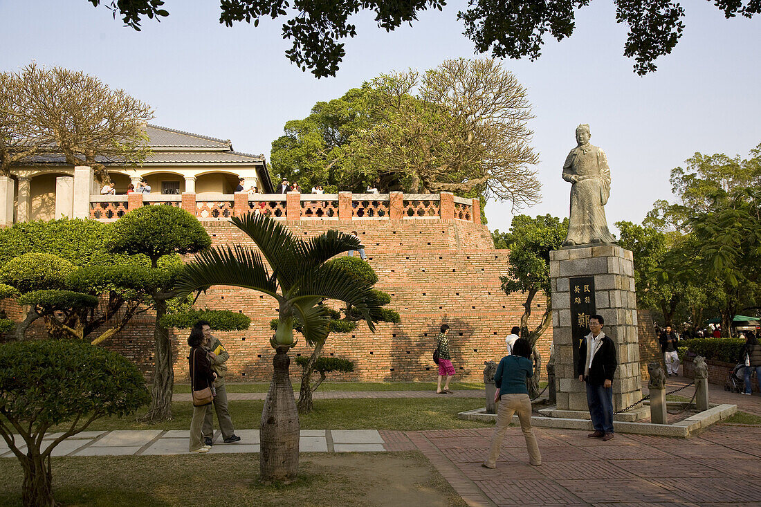 Tourists in front of statue of Koxinga, Zheng Chenggong, Fort Zeelandia, Tainan, Republic of China, Taiwan, Asia