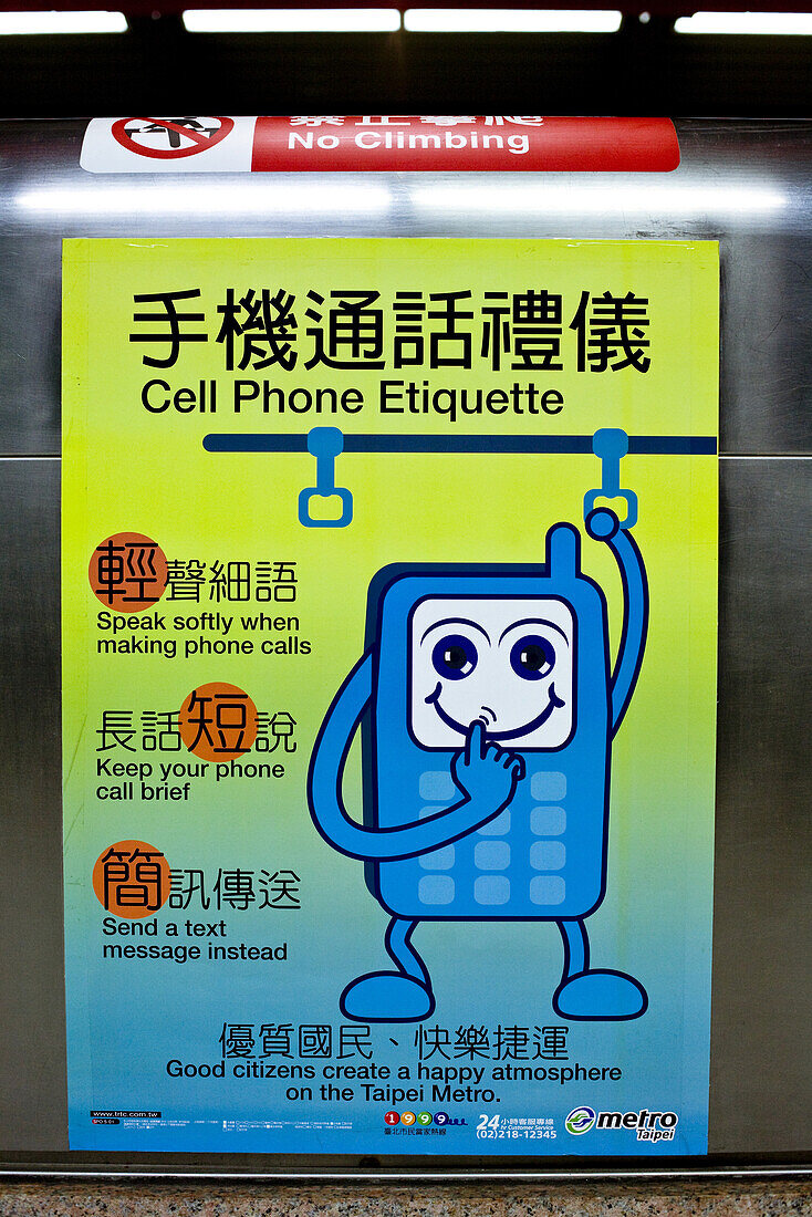 Plakat mit Aufruf zu zivilisiertem Umgang mit dem Mobiltelefon in der U-Bahn, Taipeh, Republik China, Taiwan, Asien