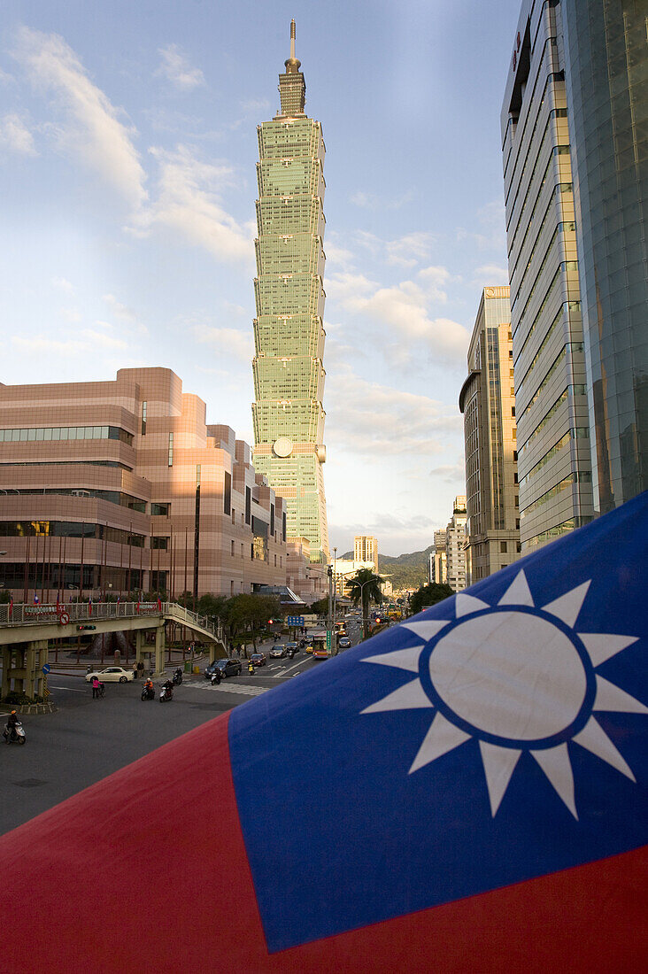 Stadtzentrum mit Blick zum Hochhaus Taipei 101 und Flagge von Taiwan, Taipeh, Republik China, Taiwan, Asien