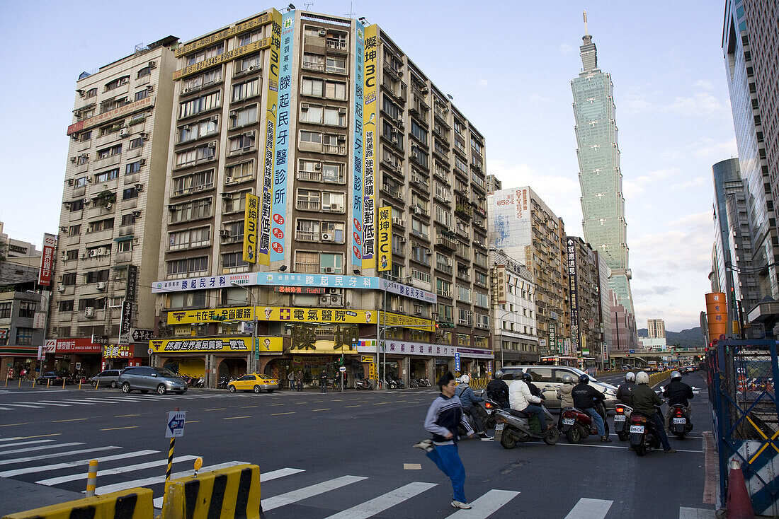 Strassenkreuzung im Stadtzentrum mit Blick zum Hochhaus Taipei 101, Taipeh, Republik China, Taiwan, Asien