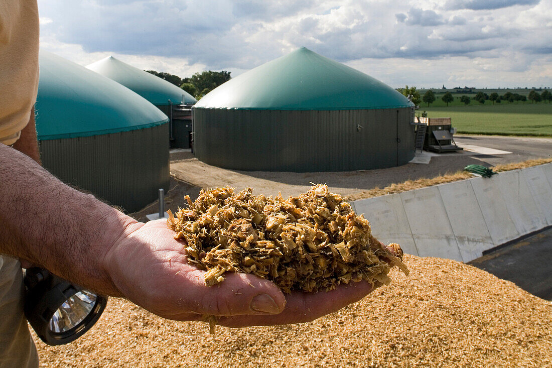 Biogasanlage im Untergut Lenthe, Biokraftwerk, Gärbehälter, Maissilage, Wolken, Himmel