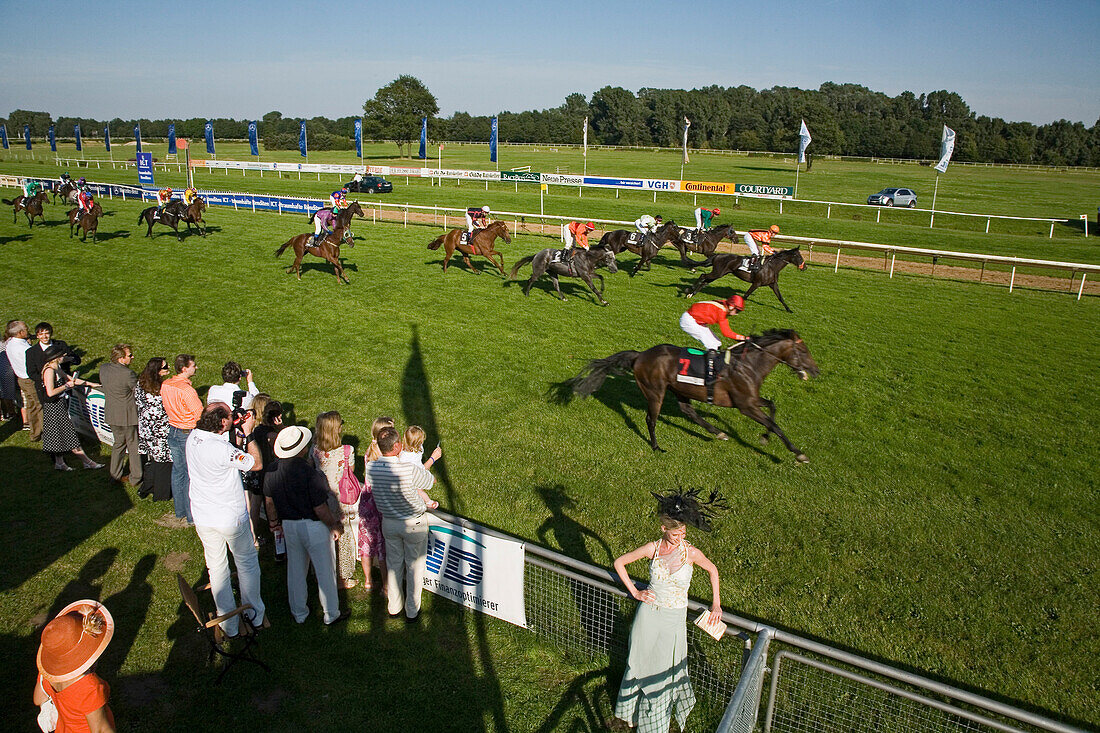 Galopprennen auf der Neuen Bult in Langenhagen, Besucher, Rennpferde, Rennbahn, Jockeys