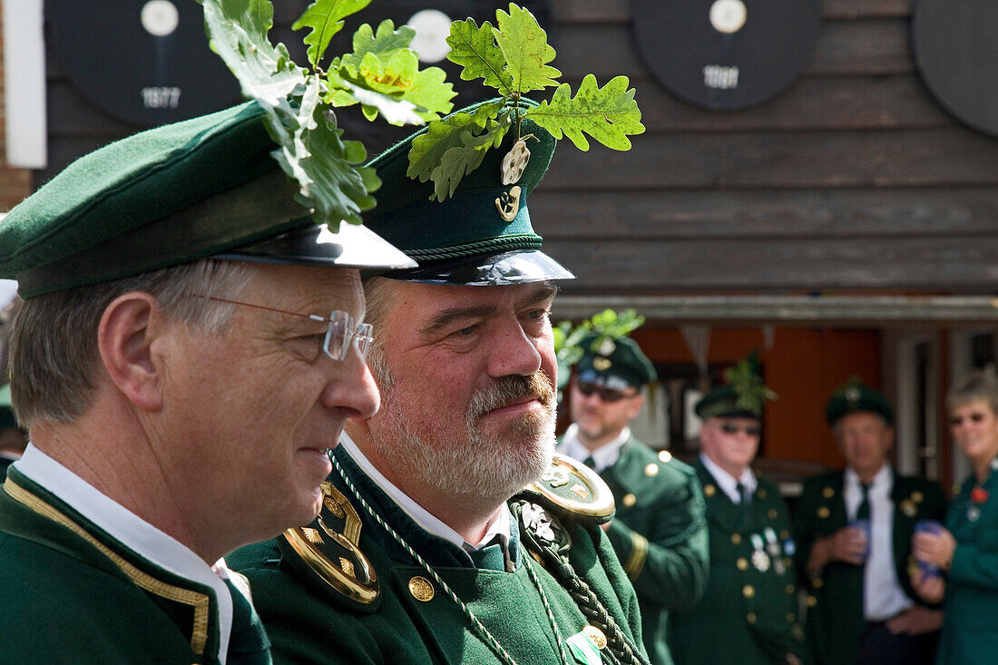 Schützenbrüder mit Eichenlaub geschmückt beim Schützenfest in Springe-Eldagsen, Schützen in Uniform