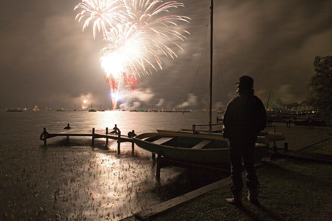 Höhenfeuerwerk über dem Steinhuder Meer, Besucher und Zuschauer, Steg, Brücke, beleuchtete und geschmückte Boote beim alljährigen Fest Meer in Flammen