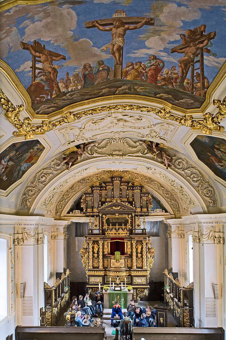 Barockkirche in Schloss Ricklingen, Stuckarbeiten, goldene Schnitzwerke, Deckengemälde, Orgel, Altar, Konfirmantenunterricht