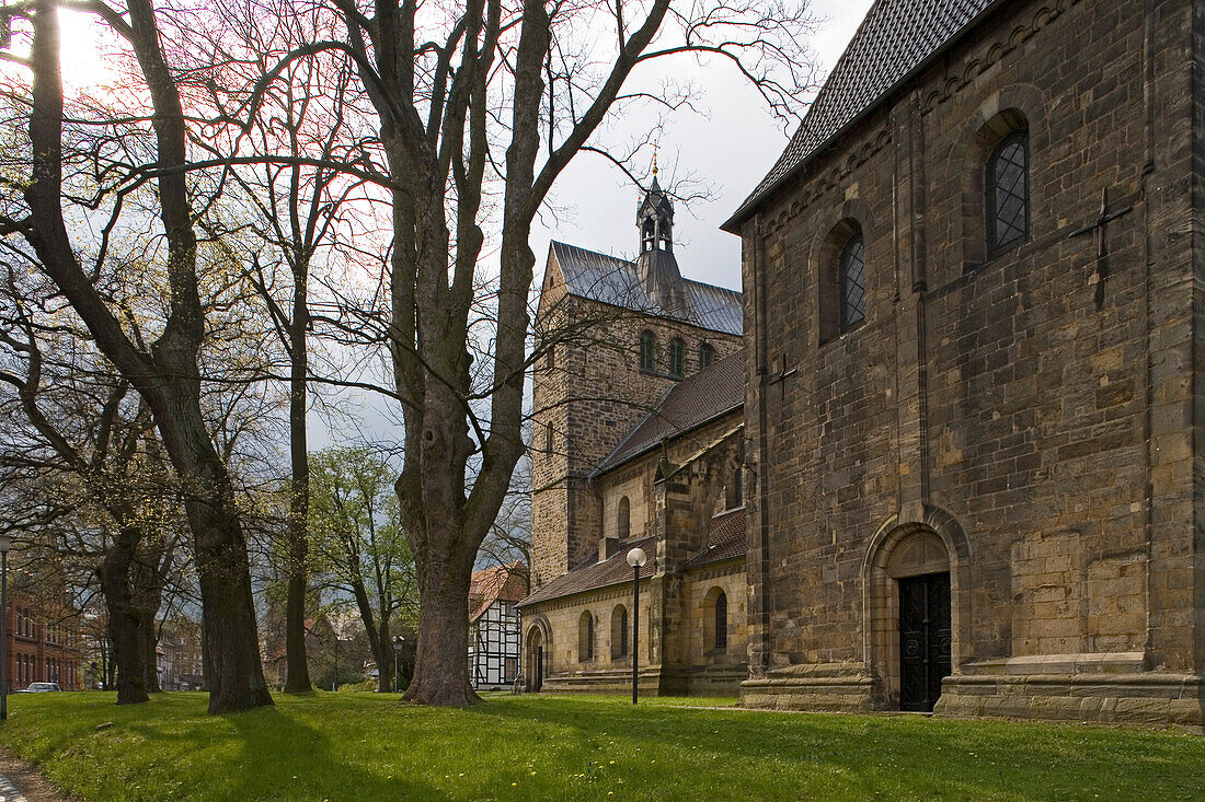Stiftskirche in Wunstorf, spätromanisch, Dachreiter, Wiese, Bäume