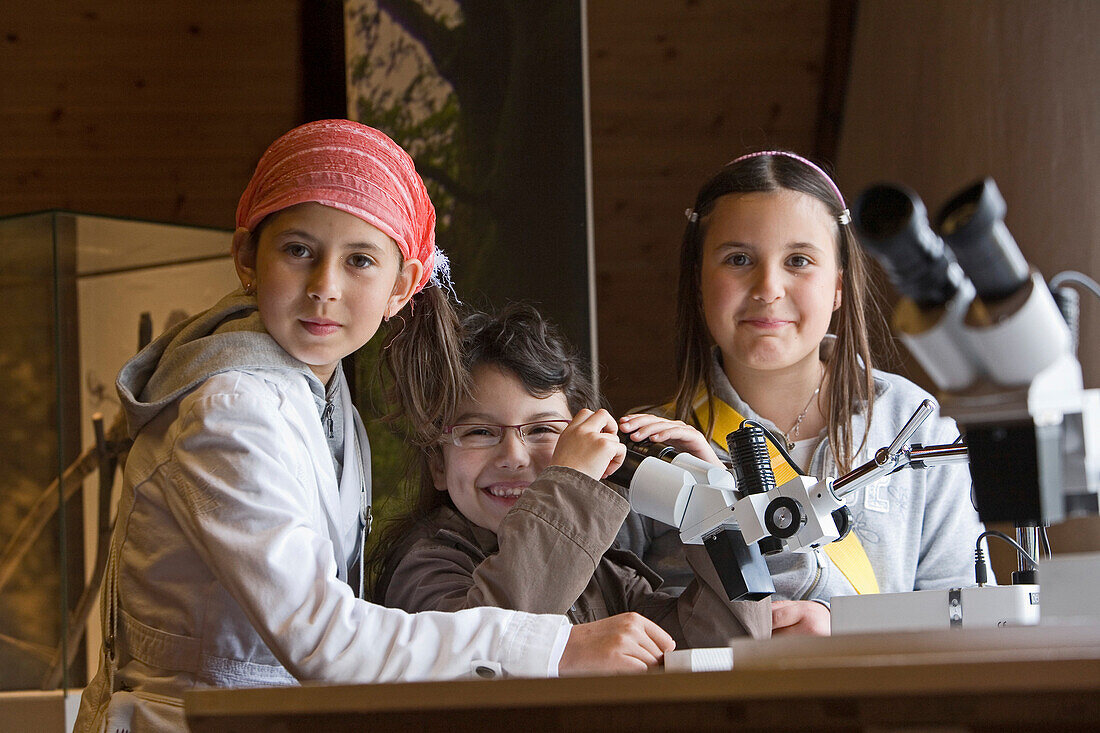 Kinder am Mikroskop im Museum auf dem Burghof in Springe