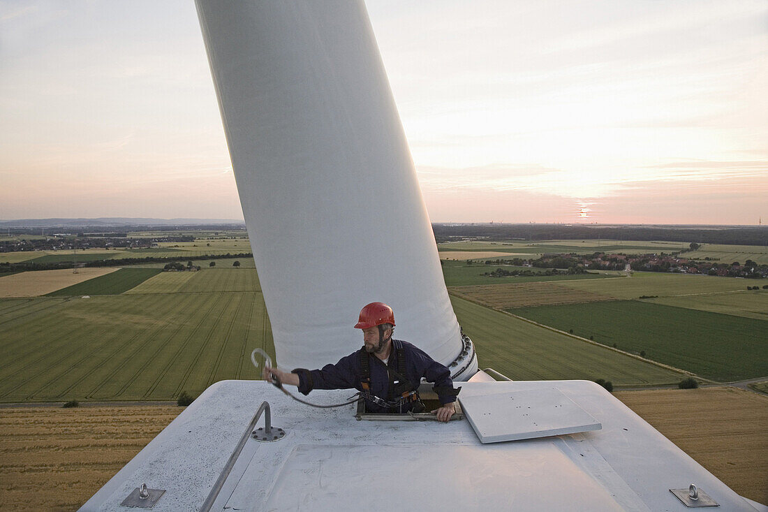 Wartungstechniker auf einer Windkraftanlage bei Sehnde, Niedersachsen, Deutschland