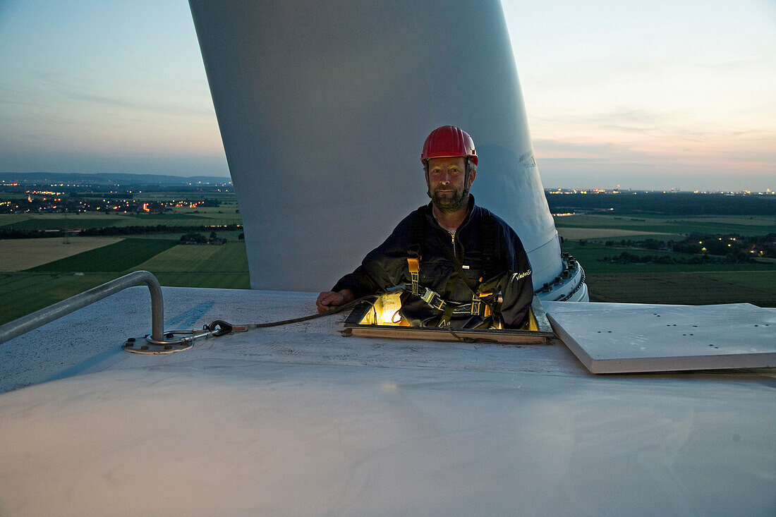maintenance worker on wind turbine, Sehnde, hanover region, Lower Saxony, Germany
